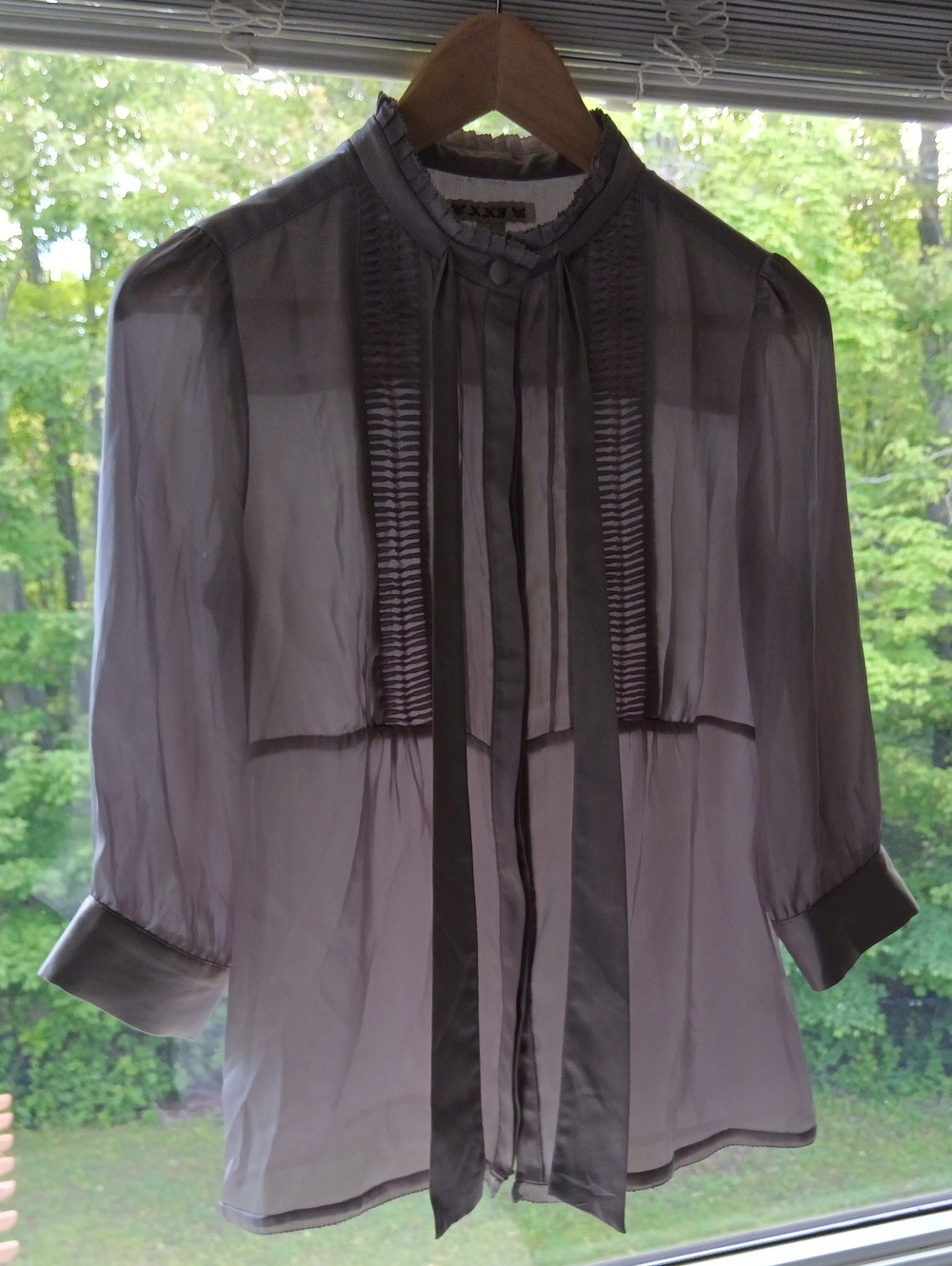 P18" L24" Satin Tie-Neck 3/4 Puff Sleeves Button Blouse in Light Gray